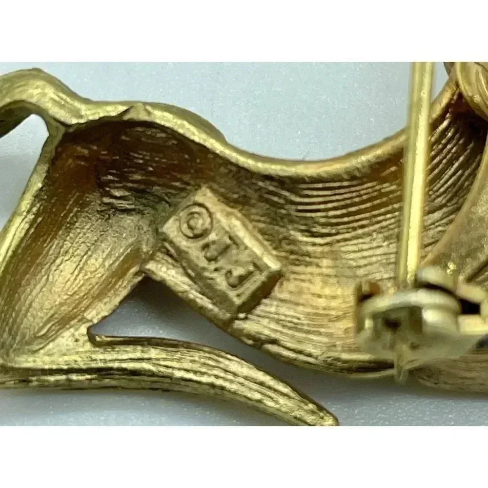 Fawn Deer Brooch JJ Textured Gold Tone With Green Stone Eyes Vintage 1970’s - Picture 3 of 5